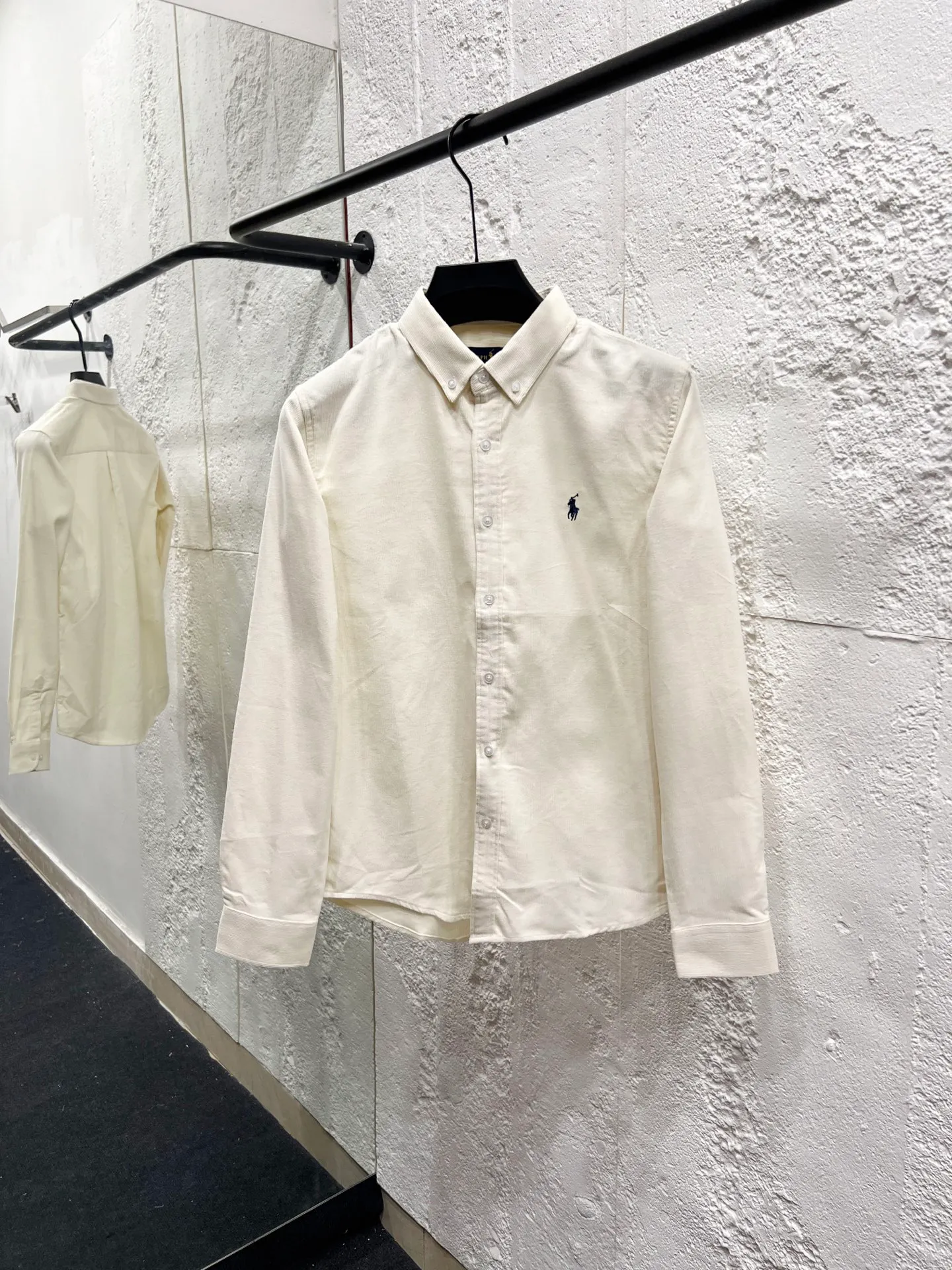 🅿️250 Style number: T59 pure cotton corduroy shirt, black, navy, white, khaki, four colors Size: M (110-125 pounds) L (125-140 pounds) XL (140-155 pounds) 2XL (155-170 pounds) Color: White